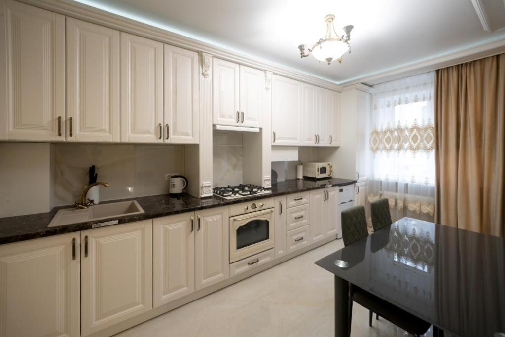 Apartments U Ratushi Kamianets-Podilskyi Exterior foto